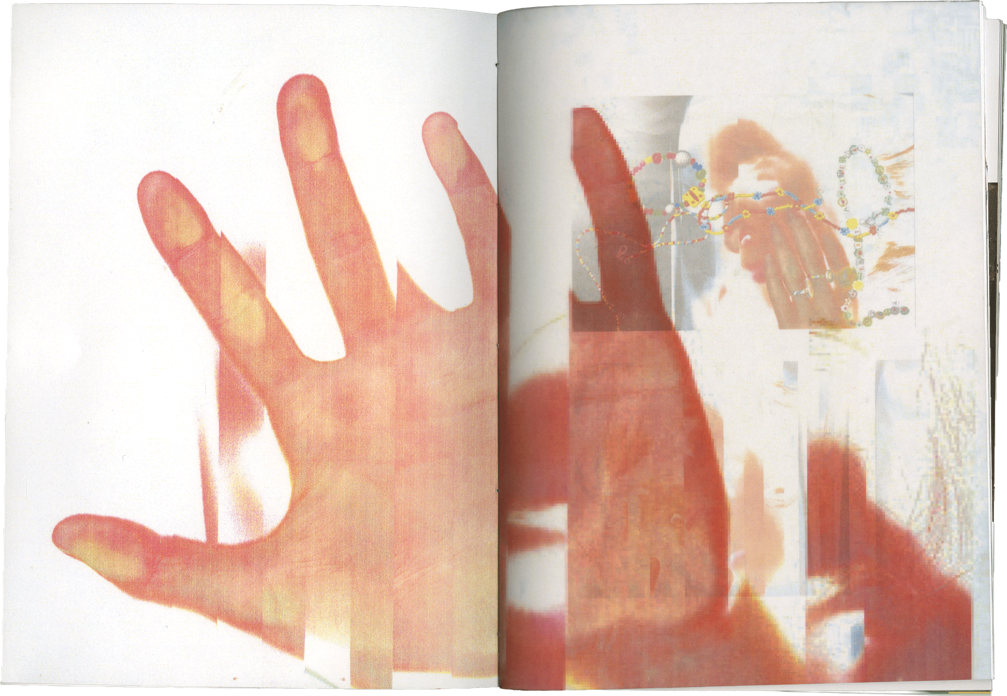 scan d'une double page de l'édition montrant du calque coloré