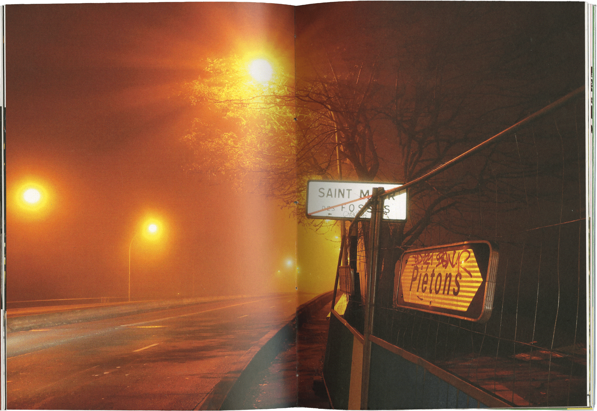 scan d'une double page de l'édition montrant une photo de ville